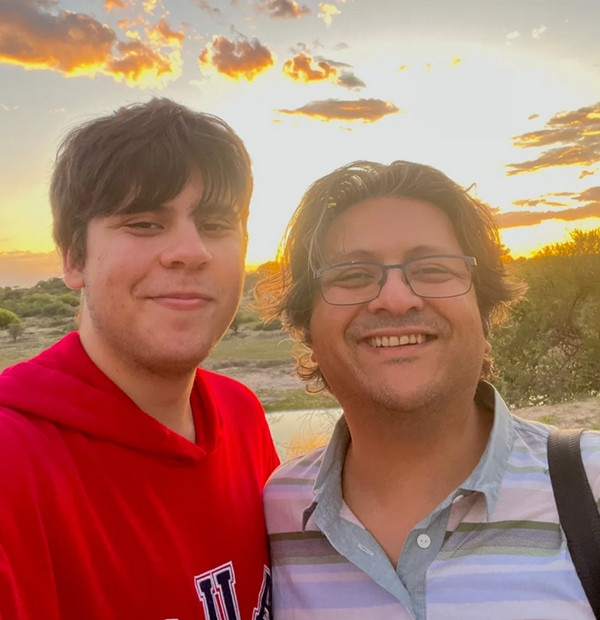 Suleman Dawood và cha là Shahzada Dawood. Ảnh: Gia đình Dawood. Suleman Dawood và cha là Shahzada Dawood. Ảnh: Gia đình Dawood.