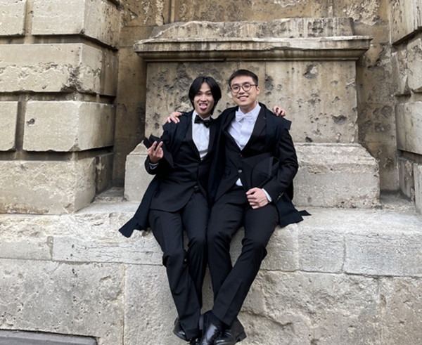 Tan (trái) đang học ở ĐH Oxford. Ảnh: Jonas Fine Tan. Tan (trái) đang học ở ĐH Oxford. Ảnh: Jonas Fine Tan.