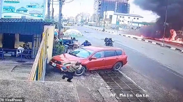 Người dân sợ hãi bỏ chạy khi thấy máy bay rơi. Ảnh: ViralPress.