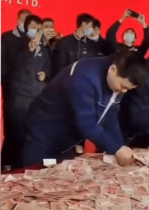 Nhân viên thi đếm tiền. Ảnh: Weibo. Nhân viên thi đếm tiền. Ảnh: Weibo.