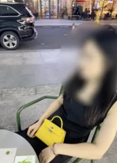 Anh người yêu đã mua túi mới cho cô gái khỏi buồn. Ảnh: Weibo.