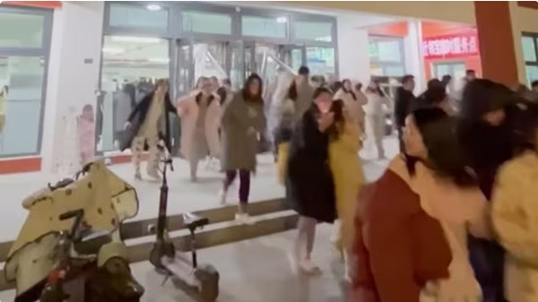 Sinh viên chạy ra khỏi ký túc xá ở ĐH Lan Châu (thành phố Lan Châu, tỉnh Cam Túc) khi thấy động đất. Ảnh: AP. Sinh viên chạy ra khỏi ký túc xá ở ĐH Lan Châu (thành phố Lan Châu, tỉnh Cam Túc) khi thấy động đất. Ảnh: AP.