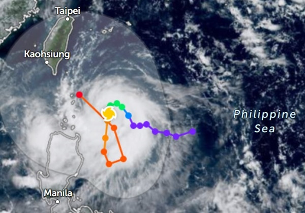Đường đi của bão Saola theo dự báo hiện tại với hình xoáy ốc là vị trí tâm bão vào sáng nay: Nó sẽ trở thành bão dữ dội vào ngày 30/8 trong khi hướng về phía Đài Loan (Trung Quốc). Ảnh: Zoom Earth. Đường đi của bão Saola theo dự báo hiện tại với hình xoáy ốc là vị trí tâm bão vào sáng nay: Nó sẽ trở thành bão dữ dội vào ngày 30/8 trong khi hướng về phía Đài Loan (Trung Quốc). Ảnh: Zoom Earth.