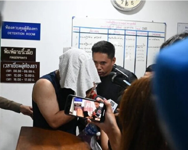 Cảnh sát Thái Lan đang làm việc với các nghi phạm. Ảnh: The Thaiger.