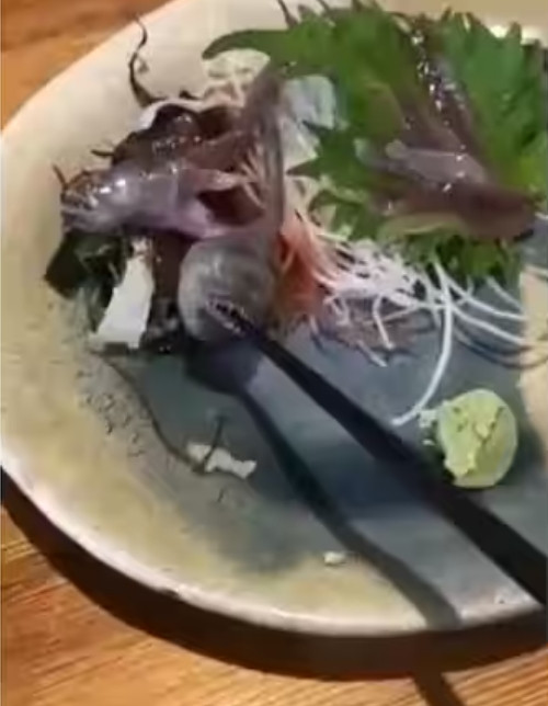 Món ăn cắn rất chắc vào đôi đũa. Ảnh: Twitter.