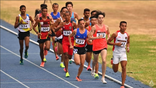 Các VĐV tham gia nội dung chạy 10.000 mét nam vào ngày 11/5. Ảnh: CNA.
