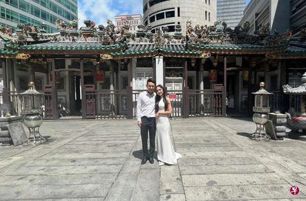 Vợ chồng Yang - Pimmada chụp ảnh ở Singapore. Ảnh: Shin Min Daily News.