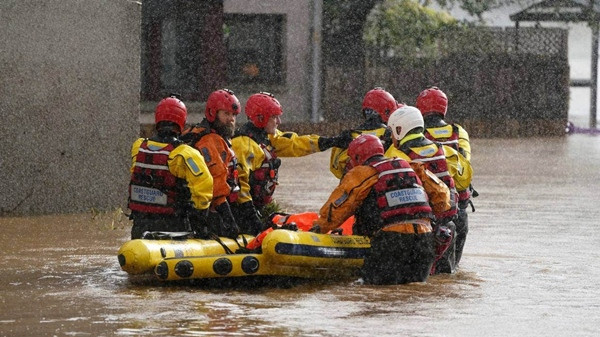Các nhân viên cứu hộ đang giúp đỡ người dân giữa tình trạng ngập lụt nặng ở Brechin (Scotland). Ảnh: Andrew Milligan/ PA via AP. Các nhân viên cứu hộ đang giúp đỡ người dân giữa tình trạng ngập lụt nặng ở Brechin (Scotland). Ảnh: Andrew Milligan/ PA via AP.