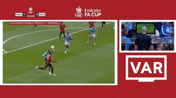 Tình huống dẫn đến quả penalty gây tranh cãi mà MU được hưởng trong trận Chung kết FA Cup với MC. Ảnh: ESPN. Tình huống dẫn đến quả penalty gây tranh cãi mà MU được hưởng trong trận Chung kết FA Cup với MC. Ảnh: ESPN.