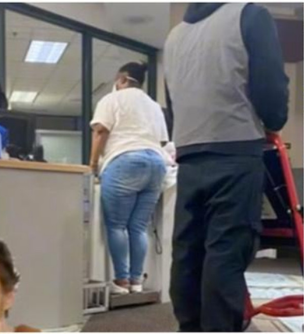 Một nữ hành khách phải đứng lên cân hành lý ở sân bay để nhân viên hãng hàng không xem trọng lượng chính xác của cô. Ảnh: Lilian.