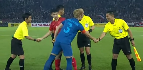 2 đội trưởng đã xoay về phía nhau nhưng không bắt tay nhau. Ảnh: YouTube. 2 đội trưởng đã xoay về phía nhau nhưng không bắt tay nhau. Ảnh: YouTube.