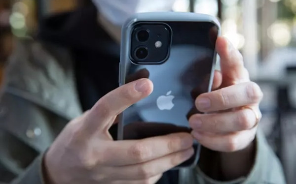 iPhone 12 là một trong những mẫu iPhone được ưa thích nhất của Apple. Ảnh: SOPA Images. iPhone 12 là một trong những mẫu iPhone được ưa thích nhất của Apple. Ảnh: SOPA Images.