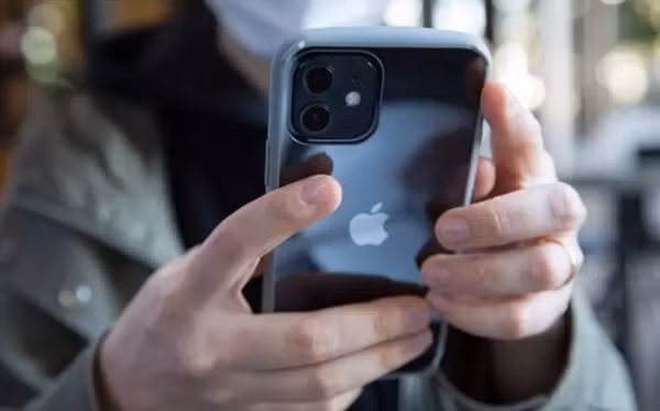 iPhone 12 là một trong những mẫu iPhone được ưa thích nhất của Apple. Ảnh: SOPA Images.