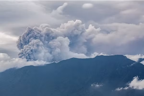 Núi lửa Marapi phun vào ngày 3/12. Ảnh: Adi Prime/ AFP.