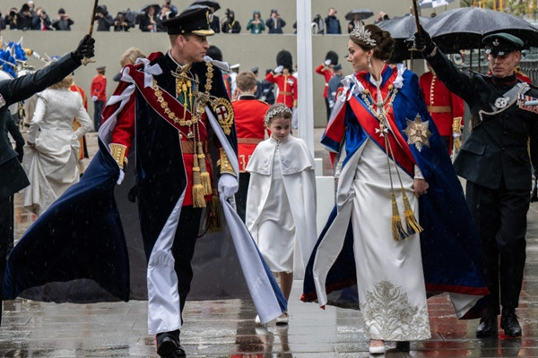 William - Kate thường xuyên có hành động, cử chỉ rất giống nhau. Ảnh: ANDY STENNING/ POOL/ AFP via Getty Images. William - Kate thường xuyên có hành động, cử chỉ rất giống nhau. Ảnh: ANDY STENNING/ POOL/ AFP via Getty Images.