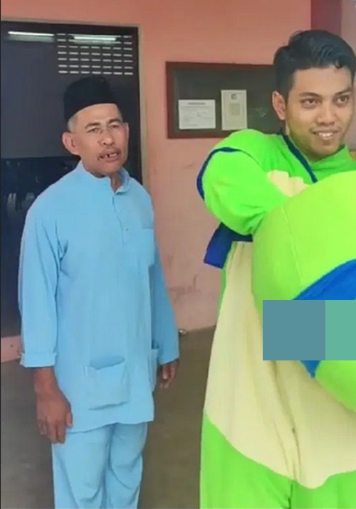 Bố cô dâu tiễn Darobi ra về. Ảnh: Amat Darobi. Bố cô dâu tiễn Darobi ra về. Ảnh: Amat Darobi.