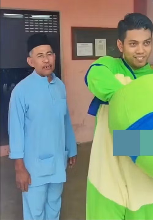 Bố cô dâu tiễn Darobi ra về. Ảnh: Amat Darobi.