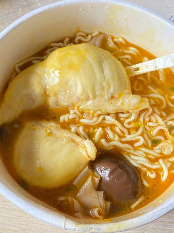 Một khi đã thích ăn thì ăn kiểu gì cũng thấy ngon. Ảnh: Weibo.