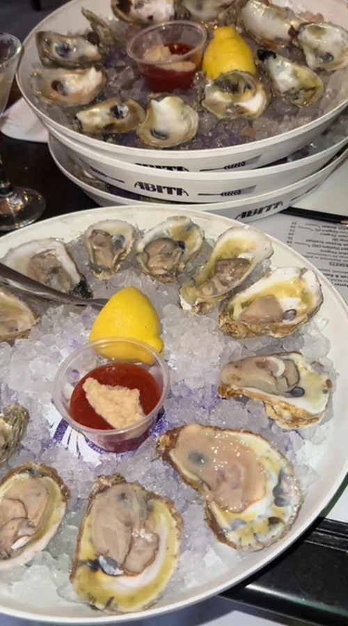 Equana gọi đến đĩa hàu thứ 4, còn hào hứng chụp ảnh đồ ăn, trong khi người hẹn hò cùng cô chỉ uống nước. Ảnh: Equana B. Equana gọi đến đĩa hàu thứ 4, còn hào hứng chụp ảnh đồ ăn, trong khi người hẹn hò cùng cô chỉ uống nước. Ảnh: Equana B.