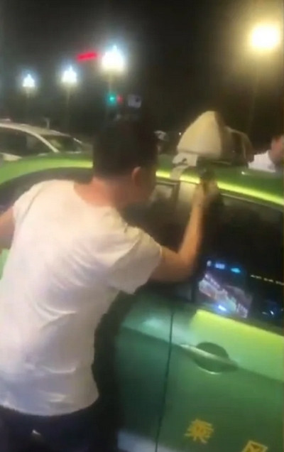 Anh Lin phá cửa kính của xe ô tô dù bố mẹ bé trai không đồng ý. Ảnh: Baidu. Anh Lin phá cửa kính của xe ô tô dù bố mẹ bé trai không đồng ý. Ảnh: Baidu.