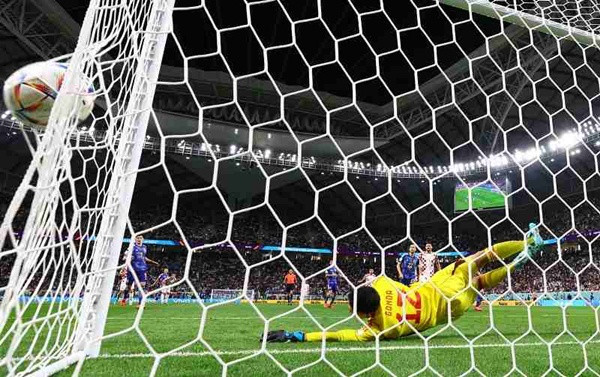 ĐT Nhật Bản cũng không gặp may khi thủ môn mặc áo vàng. Ảnh: Reuters. ĐT Nhật Bản cũng không gặp may khi thủ môn mặc áo vàng. Ảnh: Reuters.