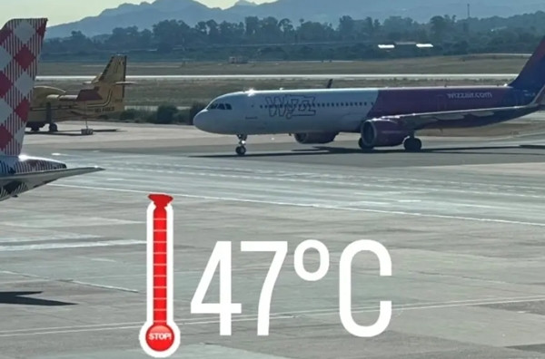 Nhiệt độ ngoài trời là 47oC nên máy bay không thể đáp xuống đường băng. Ảnh: L'unione Sarda. Nhiệt độ ngoài trời là 47oC nên máy bay không thể đáp xuống đường băng. Ảnh: L'unione Sarda.