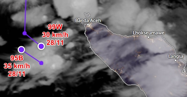2 áp thấp di chuyển song song nhưng ngược hướng, trông rất lạ mắt. Ảnh: Zoom Earth, JMA. 2 áp thấp di chuyển song song nhưng ngược hướng, trông rất lạ mắt. Ảnh: Zoom Earth, JMA.