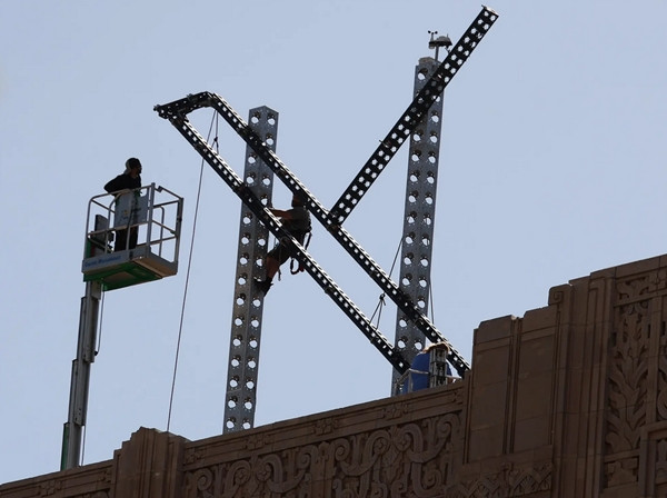Biển hiệu chữ X đang được tháo dỡ vào chiều ngày 31/7 (giờ Mỹ). Ảnh: Justin Sullivan/ Getty Images. Biển hiệu chữ X đang được tháo dỡ vào chiều ngày 31/7 (giờ Mỹ). Ảnh: Justin Sullivan/ Getty Images.