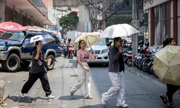 Người đi đường đều phải cầm ô che nắng ở Bangkok (Thái Lan). Ảnh: Jack Taylor/ AFP/ Getty. Người đi đường đều phải cầm ô che nắng ở Bangkok (Thái Lan). Ảnh: Jack Taylor/ AFP/ Getty.