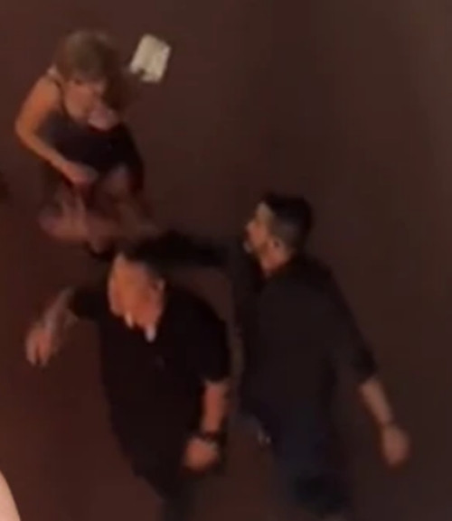 May mà Taylor né được. Ảnh: YouTube.