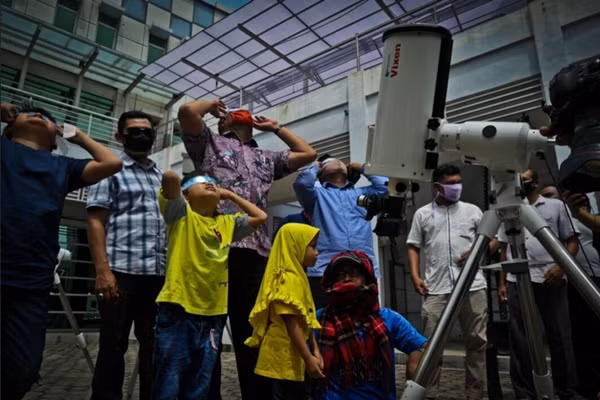 Người dân xem Nhật thực hình khuyên ở Banda Aceh (Indonesia) vào ngày 21/6/2020. Ảnh: Riska Munawarah/ AFP via Getty Images.