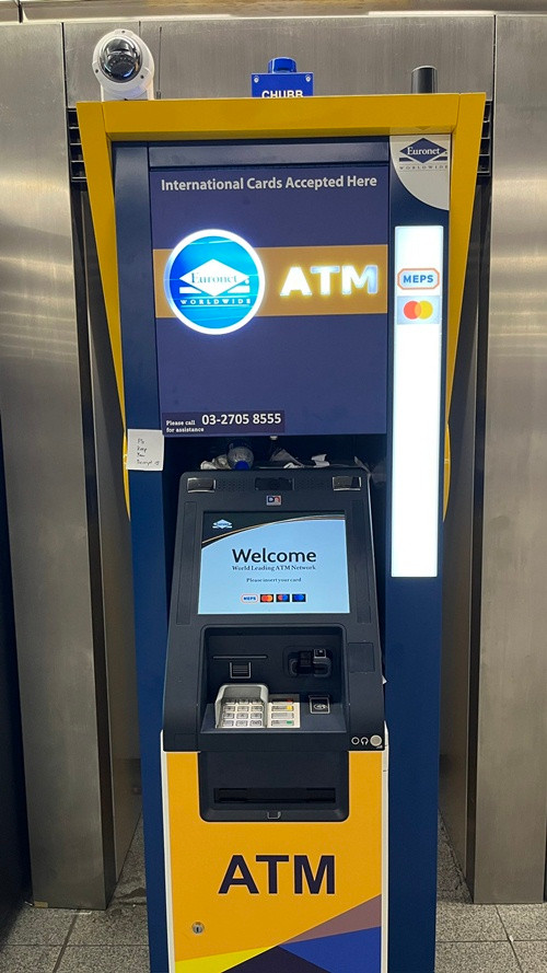 Cây ATM mà có người để quên tiền. Ảnh: Huzaimi Tahir. Cây ATM mà có người để quên tiền. Ảnh: Huzaimi Tahir.