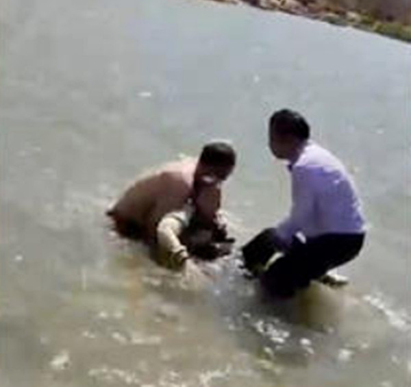 Chú rể (bên phải) bỏ dở việc chụp ảnh cưới để cứu người. Ảnh: The Paper.