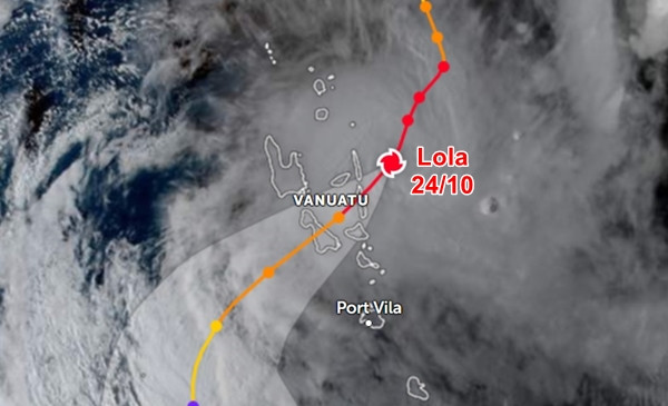 Vị trí và đường đi dự báo của bão Lola, đang ở cấp siêu bão vào chiều 24/10. Ảnh: Zoom Earth, JTWC. Vị trí và đường đi dự báo của bão Lola, đang ở cấp siêu bão vào chiều 24/10. Ảnh: Zoom Earth, JTWC.