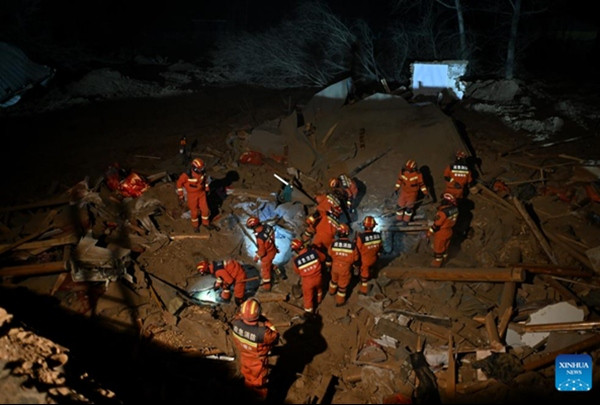 Các nhân viên cứu hộ đang làm việc ở tỉnh Thanh Hải (Trung Quốc). Ảnh: Xinhua.