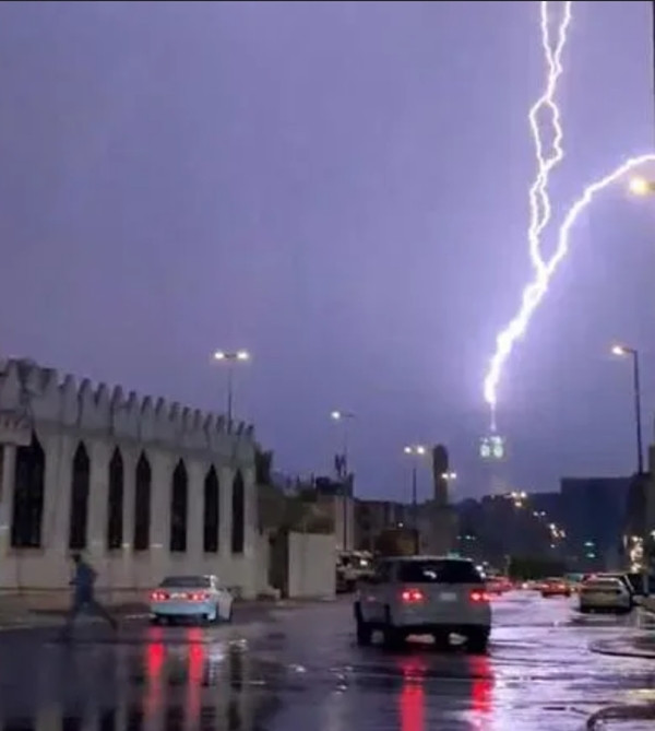 Sét đánh xuống tháp đồng hồ nổi tiếng ở Thánh địa Mecca (Ả Rập Xê Út). Ảnh: X (Twitter).