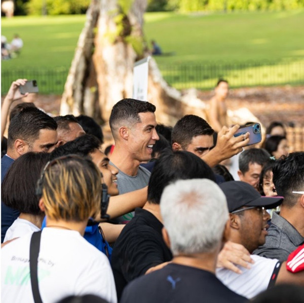 Ai cũng muốn tiếp cận và chụp ảnh với Ronaldo. Ảnh: Facebook.