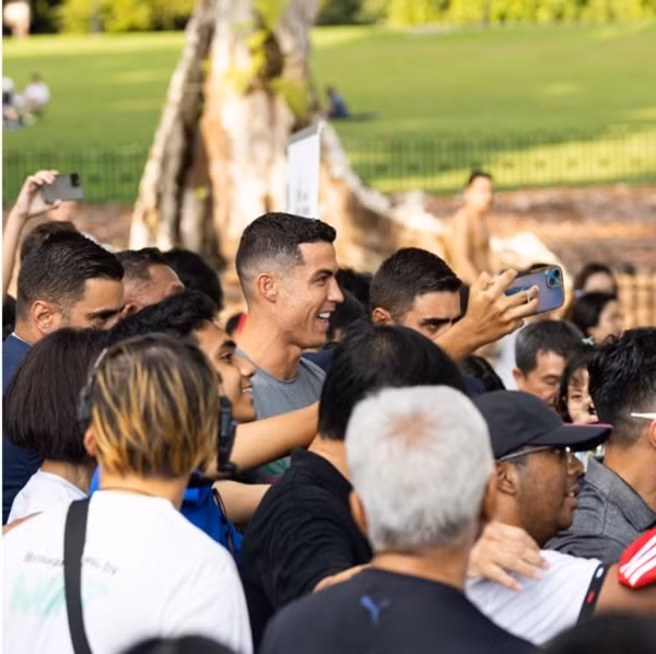 Ai cũng muốn tiếp cận và chụp ảnh với Ronaldo. Ảnh: Facebook.