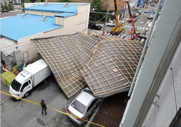 Một cái mái đã sập xuống do bão Khanun, rơi vào xe ô tô đang đỗ. Ảnh: Yonhap. Một cái mái đã sập xuống do bão Khanun, rơi vào xe ô tô đang đỗ. Ảnh: Yonhap.