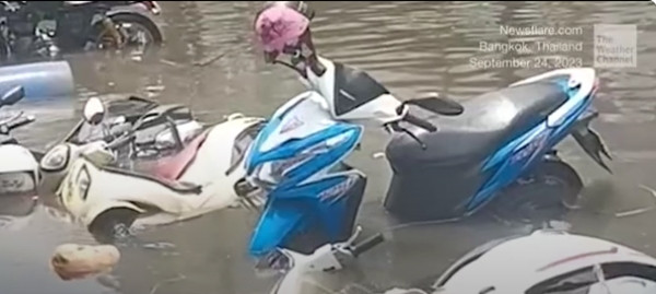 Xe máy trong nước ngập ở Bangkok (Thái Lan) do áp thấp nhiệt đới. Ảnh: Weather.com Xe máy trong nước ngập ở Bangkok (Thái Lan) do áp thấp nhiệt đới. Ảnh: Weather.com