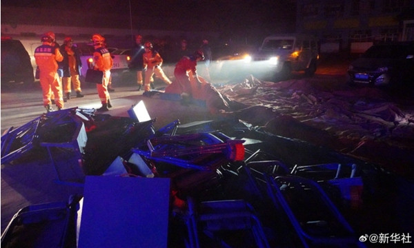 Động đất xảy ra trong đêm nên nhiều người dân không kịp chạy ra ngoài khi nhà. Ảnh: Xinhua.