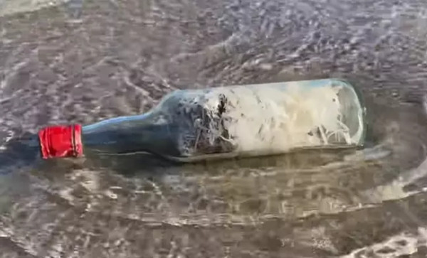 Một "chai phù thủy" giạt vào bờ biển ở Texas (Mỹ). Ảnh: Mission Aransas. Một "chai phù thủy" giạt vào bờ biển ở Texas (Mỹ). Ảnh: Mission Aransas.