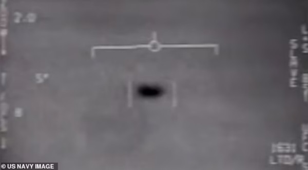 Một trong những UFO nổi tiếng nhất tính đến hiện tại, được quan sát bởi Hải quân Mỹ năm 2004, trông giống viên thuốc con nhộng và có màu trắng. Ảnh: Hải quân Mỹ. Một trong những UFO nổi tiếng nhất tính đến hiện tại, được quan sát bởi Hải quân Mỹ năm 2004, trông giống viên thuốc con nhộng và có màu trắng. Ảnh: Hải quân Mỹ.