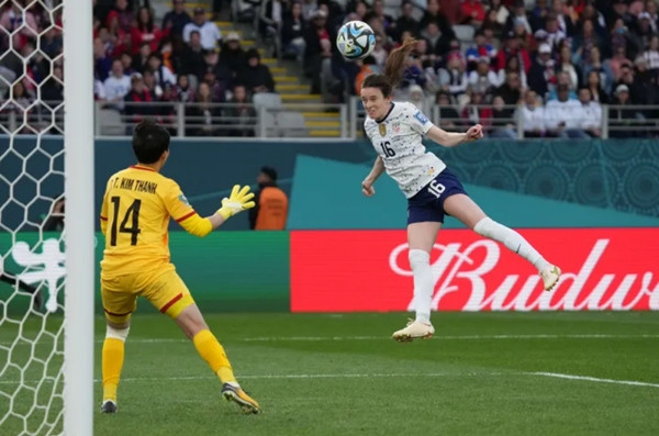 Thủ môn Trần Thị Kim Thanh nhận được nhiều lời khen ngợi của báo chí nước ngoài sau trận với ĐT nữ Mỹ. Ảnh: Jenna Watson/ USA Today Sports via Reuters Connect.