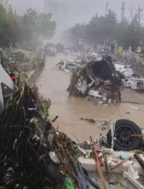 Ô tô hỏng nằm la liệt trên phố. Ảnh: ABC News. Ô tô hỏng nằm la liệt trên phố. Ảnh: ABC News.