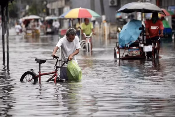 Đường phố ngập lụt do bão ở Manila (Philippines) hôm 29/7. Ảnh: EPA-EFE.