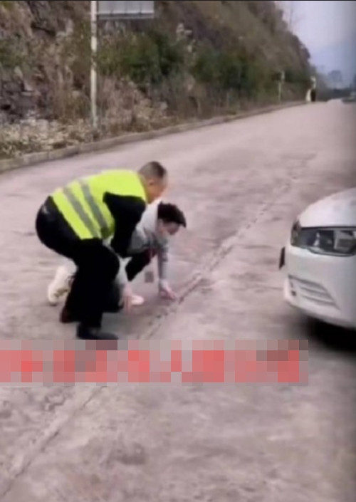 Chủ xe phải quỳ xuống trước cái xe thì mới mở được cửa để lái xe đi. Ảnh: Weibo. Chủ xe phải quỳ xuống trước cái xe thì mới mở được cửa để lái xe đi. Ảnh: Weibo.