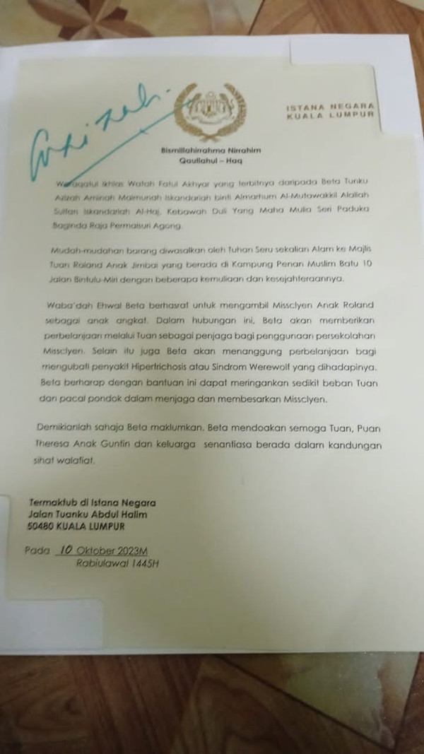 Lá thư của Hoàng hậu Malaysia đề nghị nhận nuôi bé gái mắc hội chứng người sói. Ảnh: Kak Na. Lá thư của Hoàng hậu Malaysia đề nghị nhận nuôi bé gái mắc hội chứng người sói. Ảnh: Kak Na.