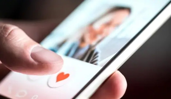 Derek đã bấm "thích" một tài khoản trên Tinder có hình người vợ đã mất của mình. Ảnh minh họa: iStock. Derek đã bấm "thích" một tài khoản trên Tinder có hình người vợ đã mất của mình. Ảnh minh họa: iStock.