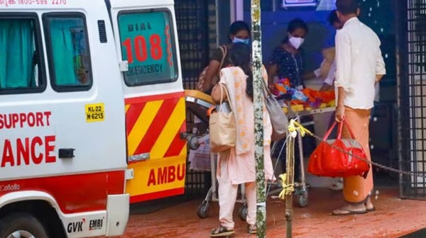 Một bệnh nhân nhiễm virus Nipah ở bang Kerala được chuyển tới nơi cách ly. Ảnh: PTI.